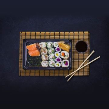 Pojemnik sushi czarny z pokrywką 212x138 mm set 4 Vegware
