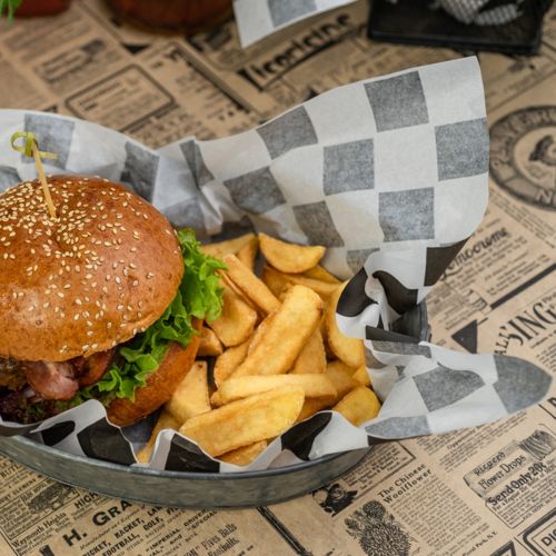 Papier pakowy powlekany 22+8PE, z nadrukiem kratki czarnej, rozmiar 30x40, cena za opakowanie 1000 arkuszy